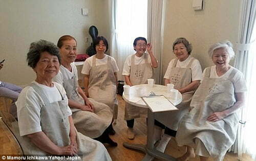 Nhà hàng gây ấn tượng vì nhân viên là những phụ nữ từ 60 tuổi trở lên. Ảnh: Yahoo Japan.