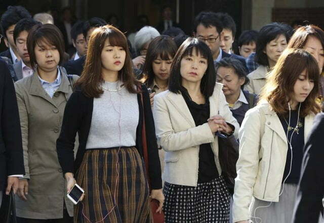 Nội các Nhật Bản đã thông qua một loạt dự luật sửa đổi, trong đó cấm mọi hình thức quấy rối ở nơi làm việc. Ảnh: AP