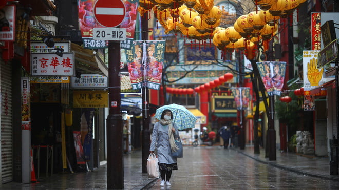 Một phụ nữ đeo khẩu trang ở khu phố Hoa tại thành phố Yokohama