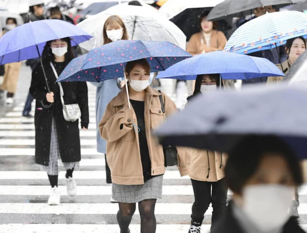 Người dân Nhật Bản đeo khẩu trang trên đường phố Tokyo. Ảnh: Kyodo