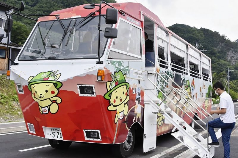 Mẫu xe bus lội nước tự lái được chạy thử nghiệm. (Nguồn: Kyodo)