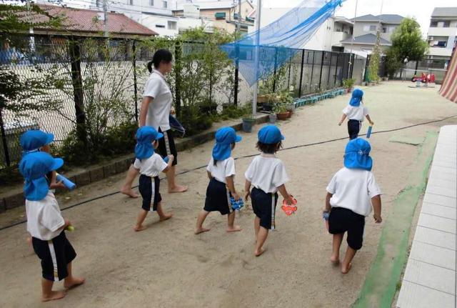 Tâm phục khẩu phục với lý do "Tại sao trẻ em Nhật Bản luôn đi chân trần?"