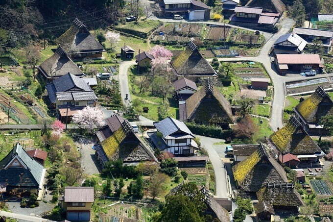 Làng Miyama Kayabuki, bao quanh bởi vòng cung các dãy núi cao chừng 1.000 m, nổi tiếng với vẻ đẹp cổ kính, yên bình. Làng cách cố đô Kyoto chừng 50 km, tập hợp các ngôi nhà lợp cỏ tranh độc đáo, hầu hết đều có vườn bao quanh. Cư dân sống bằng nghề nông hiền lành, chân chất. Ảnh: Tabido.