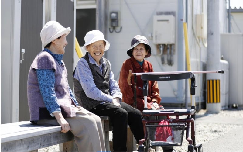 Các cụ bà đang trò chuyện tại tỉnh Kumamoto, tháng 4-2018. (Ảnh: Kyodo News)