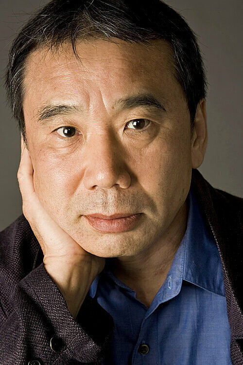 Haruki Murakami sinh năm 1949. Ông luôn đưa vợ đọc bản thảo đầu tiên, được góp ý đến 200 tờ ghi chú. Tác giả nói trên newyoker: "Tôi cố gắng viết làm sao để nhận ít giấy nhắn hơn". Ảnh: Elena Seibert