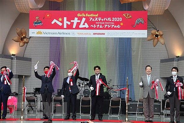 Các đại biểu cắt băng khai mạc Lễ hội Việt Nam tại Nhật Bản năm 2020.