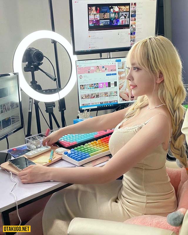 Nữ streamer Hàn Quốc "gây sốt" khi cosplay trang phục Squid Game
