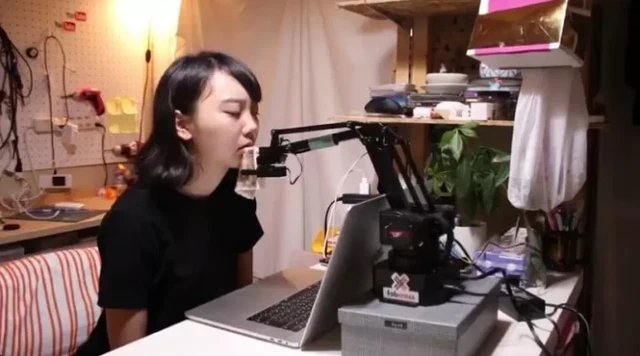 Nữ YouTuber tạo ra máy "đập tiền vào mặt" giúp tăng động lực khi mệt mỏi