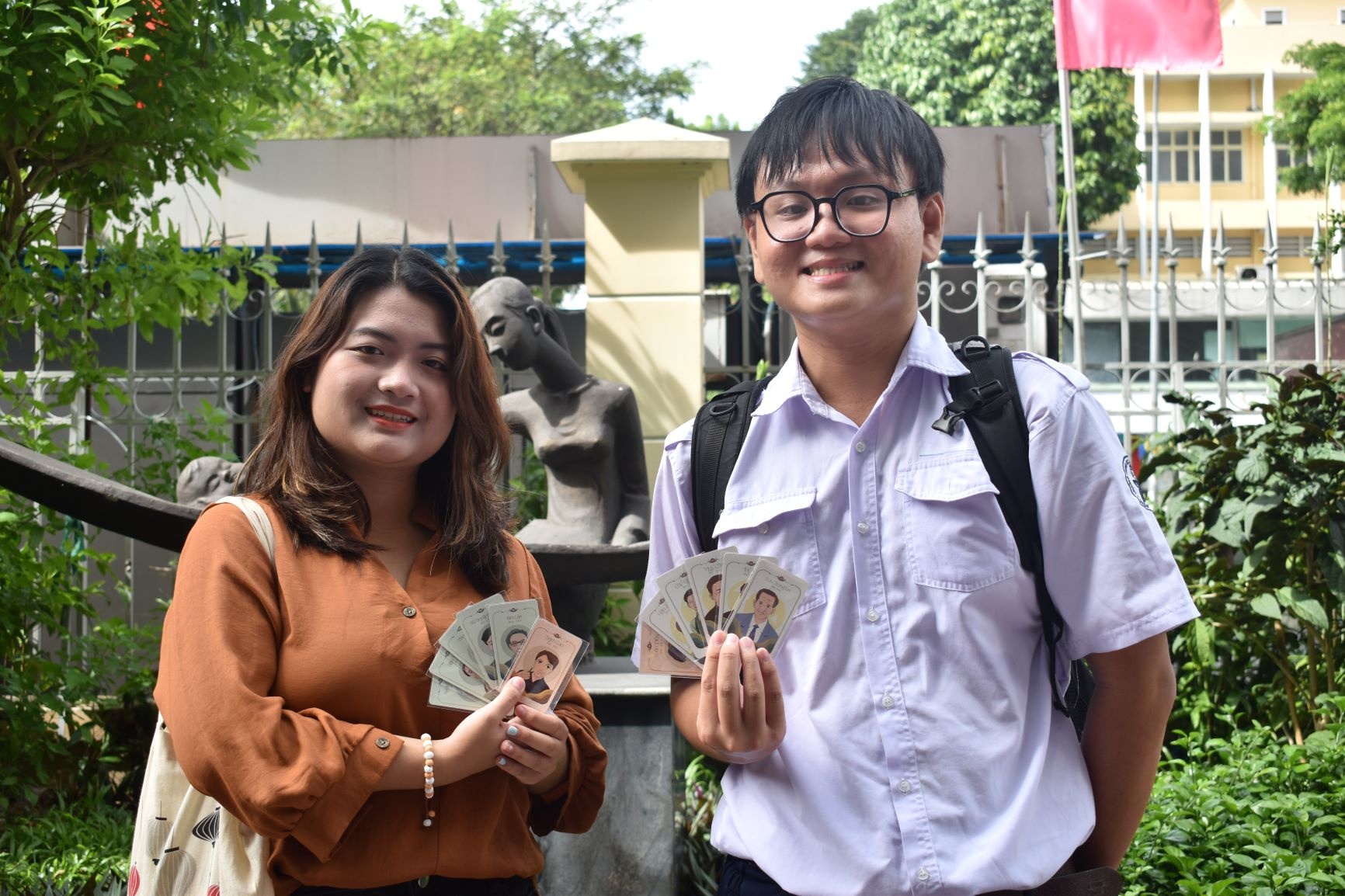 Gặp gỡ một nhóm học sinh mang cả vũ trụ văn học Việt Nam vào bộ sưu tập thẻ góc - Ảnh 9.