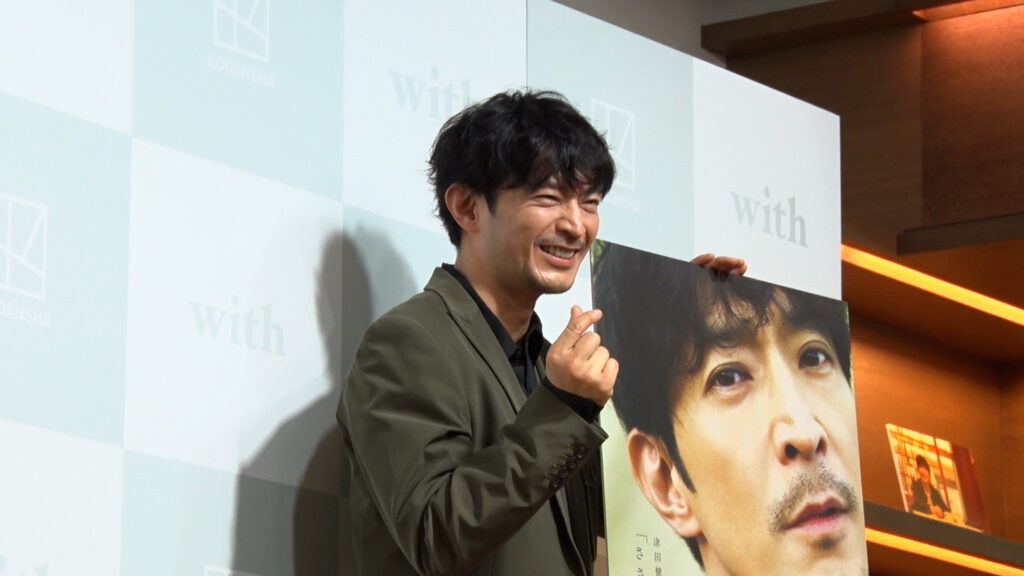 Kenjiro Tsuda tham dự buổi họp báo kỷ niệm phát hành cuốn sách ảnh “Whisper”